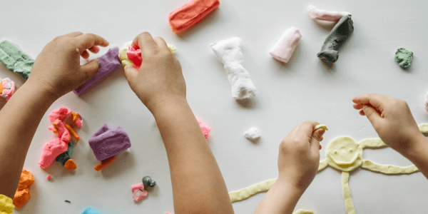 1歳自宅保育雨の日に手作りおもちゃで遊んでいる様子