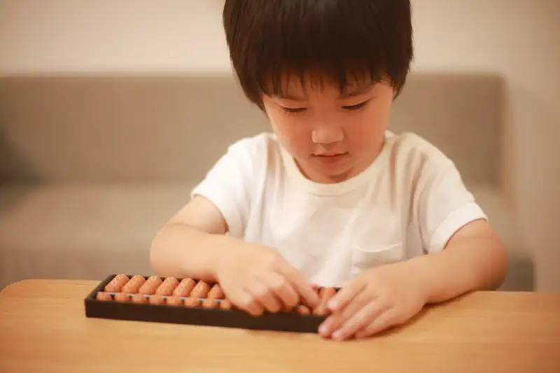 そろばん4歳からは早いのか？！４歳の男の子がそろばんをしている様子