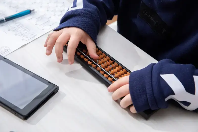 そろばん4歳からは早いのか？！子供がそろばんをしている