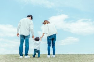 保育園に落ちたらどうする？パパとママで子供の手をつないでいる画像
