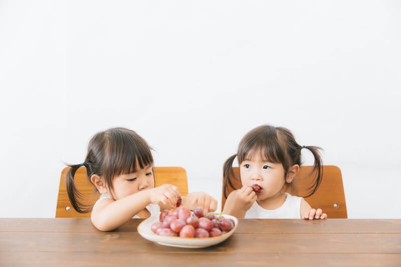 イヤイヤ期でご飯食べないので果物食べいる女子