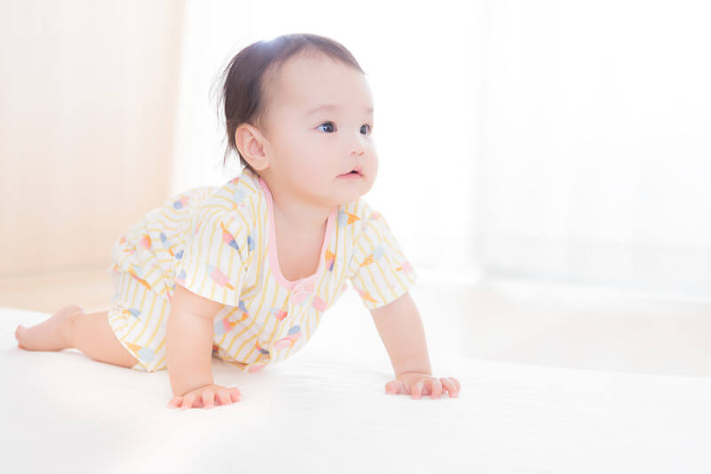 1歳自宅保育の習い事は必要？ハイハイしている様子