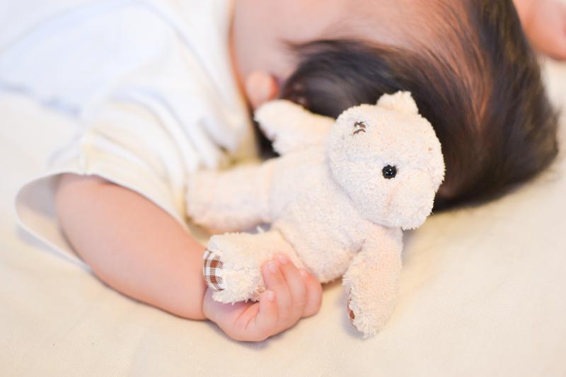 1 歳 自宅 保育で赤ちゃんがお昼寝している画像