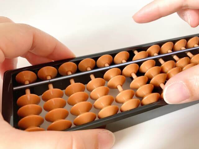 そろばん先生になるには？そろばんを練習している