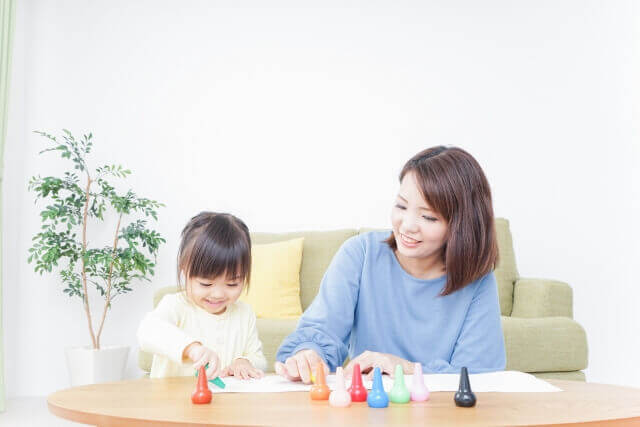 4歳のイヤイヤ期がひどい原因は何？ママと４歳の女の子が一緒に遊んでいる様子