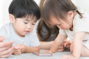フリーランスでも保育園に入れる？幼児たちが遊んでいる画像