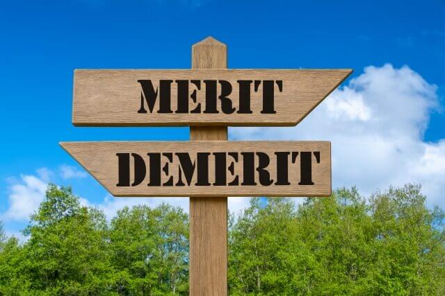 メリット・デメリットと書いてある看板