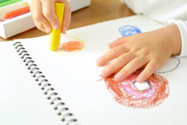 イヤイヤ期があまりなくおとなしくお絵かきをしている様子