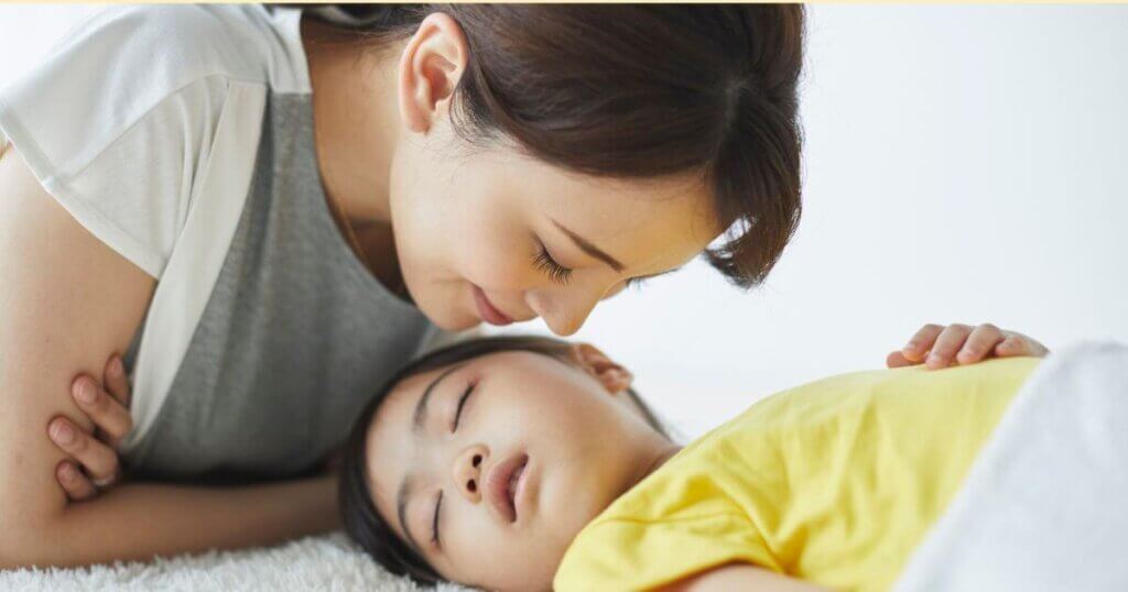 ４歳のイヤイヤ期の子供がやっと寝てくれたところ