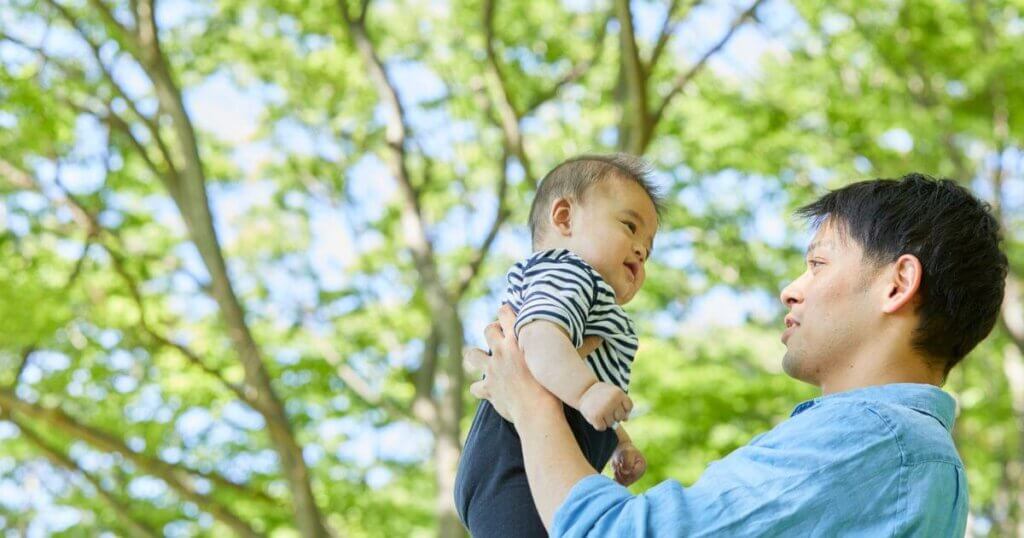 1歳の子と遊んでいるパパの様子