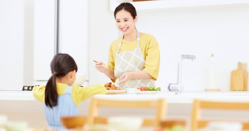 イヤイヤ期の栄養不足を考えて料理しているママ