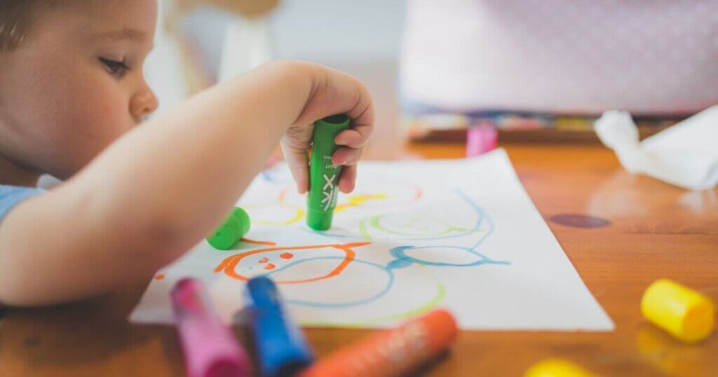 1歳の子が自宅保育で雨の日におうちでお絵かきしている様子